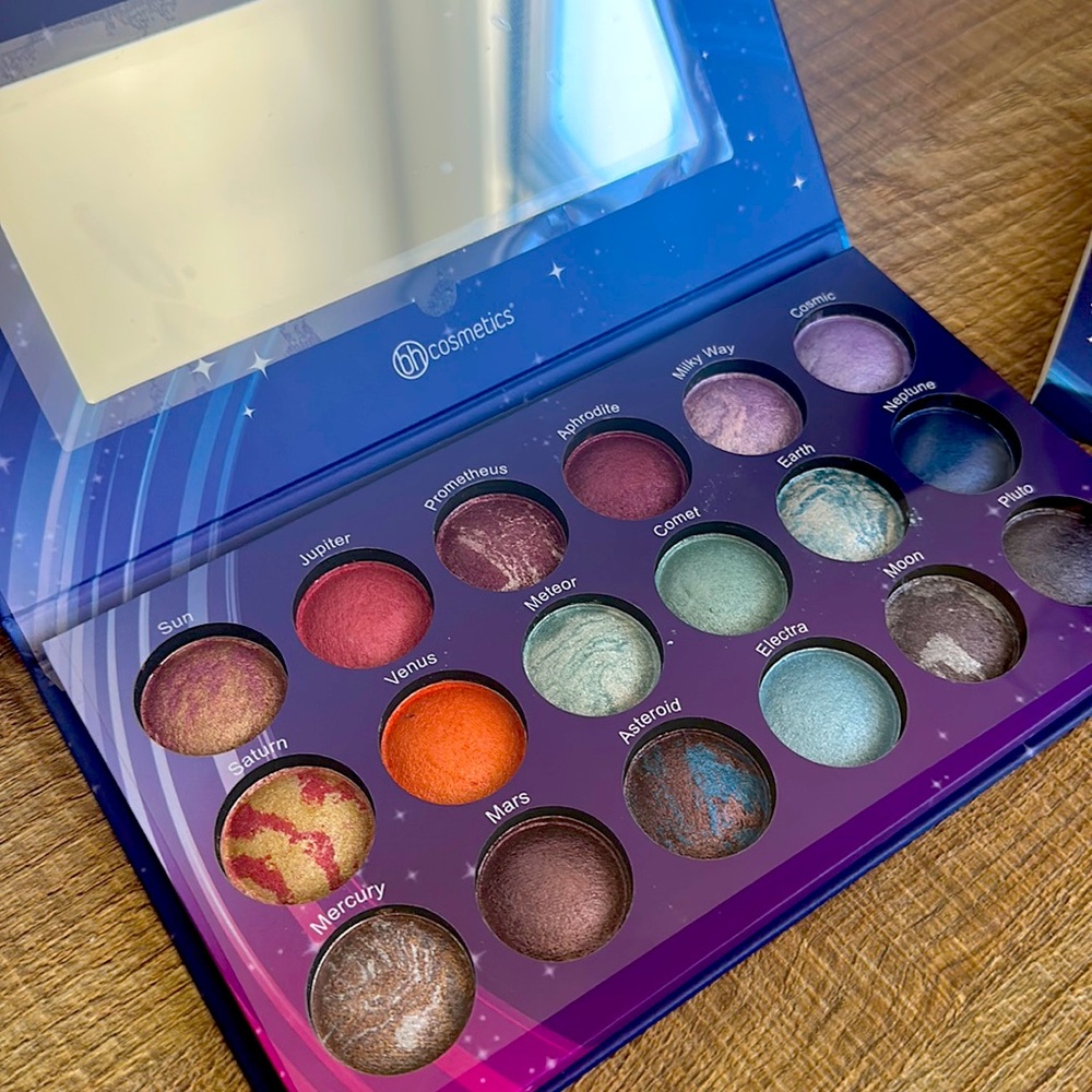 BH Galaxy 18 color baked eyeshadow palette